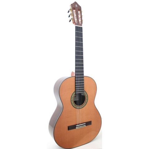 Alhambra 11 de Palosanto luthier con estuche y tres años de garantía. Guitarra de lado.