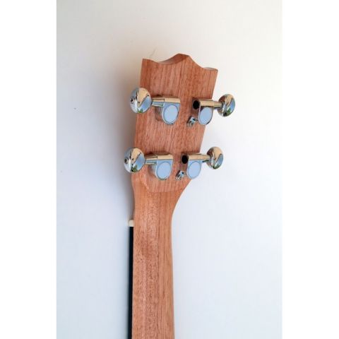 EGMOND C380.100V UKELELE CONCIERTO CON TAPA MACIZA SAPELI PALA TRASERA