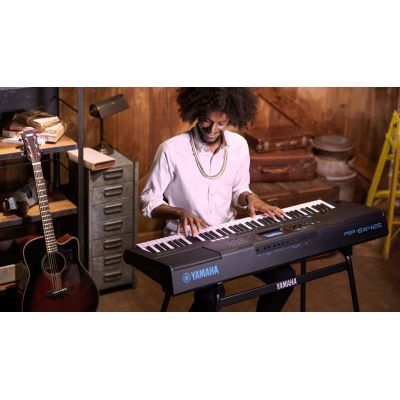 YAMAHA PSR EW-425 con 76 teclas sensitivas