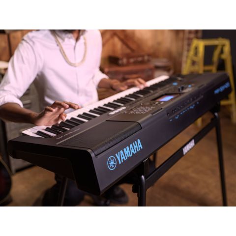 YAMAHA PSR EW-425 con 76 teclas sensitivas