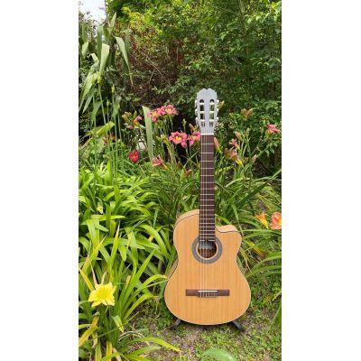 ADMIRA LENA GUITARRA CLASICA ELECTRIFICADA CUTAWAY