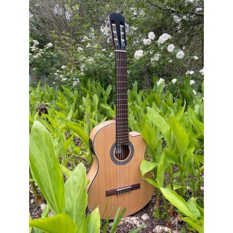 ADMIRA LENA GUITARRA CLASICA ELECTRIFICADA CUTAWAY PERFIL