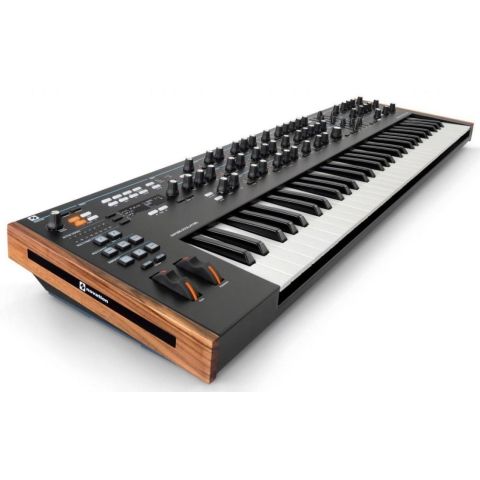 Novation SUMMIT sintetizador