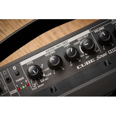 Boss CUBE Street Mini Amplificador multinstrumento con batería