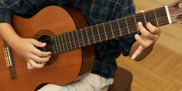mejores-guitarras-principiantes